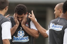 Edno da peteleco em Ronaldo durante o treino do Corinthians realizado esta manh no Parque So Jorge; o prximo jogo do time ser domingo, dia 29/11, contra o Flamengo, no estdio Brinco de Ouro da Princesa, em Campinas, pelo returno do Campeonato Brasileiro 2009