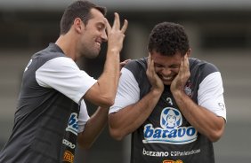 Edu Gaspar da petelecos em Ronaldo durante o treino do Corinthians realizado esta manh no Parque So Jorge; o prximo jogo do time ser domingo, dia 29/11, contra o Flamengo, no estdio Brinco de Ouro da Princesa, em Campinas, pelo returno do Campeonato Brasileiro 2009