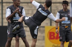 Elias brinca com Morais, de costas, durante o treino do Corinthians realizado esta manh no Parque So Jorge; o prximo jogo do time ser domingo, dia 29/11, contra o Flamengo, no estdio Brinco de Ouro da Princesa, em Campinas, pelo returno do Campeonato Brasileiro 2009