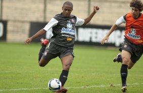 Elias e Dodo durante o treino do Corinthians realizado esta manh no Parque So Jorge; o prximo jogo do time ser domingo, dia 29/11, contra o Flamengo, no estdio Brinco de Ouro da Princesa, em Campinas, pelo returno do Campeonato Brasileiro 2009