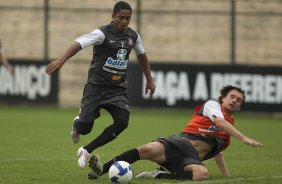 Jorge Henrique passa pela macacao de Paulo Andr durante o treino do Corinthians realizado esta manh no Parque So Jorge; o prximo jogo do time ser domingo, dia 29/11, contra o Flamengo, no estdio Brinco de Ouro da Princesa, em Campinas, pelo returno do Campeonato Brasileiro 2009
