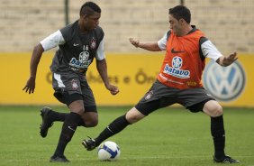 Jucilei e Chico durante o treino do Corinthians realizado esta manh no Parque So Jorge; o prximo jogo do time ser domingo, dia 29/11, contra o Flamengo, no estdio Brinco de Ouro da Princesa, em Campinas, pelo returno do Campeonato Brasileiro 2009