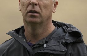 Mano Menezes durante o treino do Corinthians realizado esta manh no Parque So Jorge; o prximo jogo do time ser domingo, dia 29/11, contra o Flamengo, no estdio Brinco de Ouro da Princesa, em Campinas, pelo returno do Campeonato Brasileiro 2009