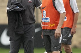 Mano Menezes e Chico durante o treino do Corinthians realizado esta manh no Parque So Jorge; o prximo jogo do time ser domingo, dia 29/11, contra o Flamengo, no estdio Brinco de Ouro da Princesa, em Campinas, pelo returno do Campeonato Brasileiro 2009