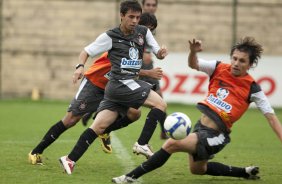 Matias Defederico e Paulo Andr durante o treino do Corinthians realizado esta manh no Parque So Jorge; o prximo jogo do time ser domingo, dia 29/11, contra o Flamengo, no estdio Brinco de Ouro da Princesa, em Campinas, pelo returno do Campeonato Brasileiro 2009