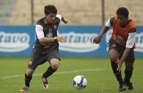 Matias Defederico e Renato durante o treino do Corinthians realizado esta manh no Parque So Jorge; o prximo jogo do time ser domingo, dia 29/11, contra o Flamengo, no estdio Brinco de Ouro da Princesa, em Campinas, pelo returno do Campeonato Brasileiro 2009