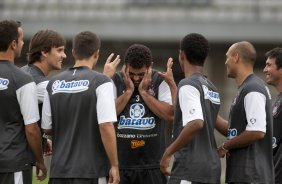 Ronaldo recebe petelecos durante o treino do Corinthians realizado esta manh no Parque So Jorge; o prximo jogo do time ser domingo, dia 29/11, contra o Flamengo, no estdio Brinco de Ouro da Princesa, em Campinas, pelo returno do Campeonato Brasileiro 2009