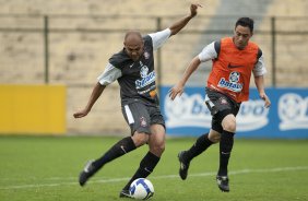 Souza e Chico durante o treino do Corinthians realizado esta manh no Parque So Jorge; o prximo jogo do time ser domingo, dia 29/11, contra o Flamengo, no estdio Brinco de Ouro da Princesa, em Campinas, pelo returno do Campeonato Brasileiro 2009