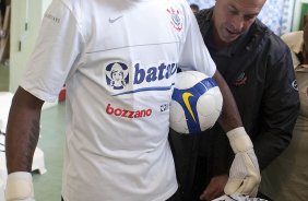 CORINTHIANS/SP X FLAMENGO/RJ- O goleiro Felipe observa pela primeira vez a camisa promcional que o Corinthians vai usar, nos vestiários antes da partida realizada esta tarde no estádio Brinco de Ouro da Princesa, em Campinas, válida pelo returno do Campeonato Brasileiro de 2009