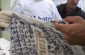 CORINTHIANS/SP X FLAMENGO/RJ- O goleiro Felipe olha pela primeira vez a camisa promocional que o Corinthians vai usar no jogo, nos vestirios antes da partida realizada esta tarde no estdio Brinco de Ouro da Princesa, em Campinas, vlida pelo returno do Campeonato Brasileiro de 2009