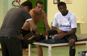 CORINTHIANS/SP X FLAMENGO/RJ- O massagista Cleber Costa; Edu Gaspar e o goleiro Felipe nos vestirios antes da partida realizada esta tarde no estdio Brinco de Ouro da Princesa, em Campinas, vlida pelo returno do Campeonato Brasileiro de 2009