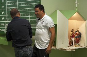 CORINTHIANS/SP X FLAMENGO/RJ- O técnico Mano Menenezes, de costas, conversa com Ronaldo nos vestiários antes da partida realizada esta tarde no estádio Brinco de Ouro da Princesa, em Campinas, válida pelo returno do Campeonato Brasileiro de 2009