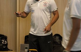 CORINTHIANS/SP X FLAMENGO/RJ- Ronaldo e Edu Gaspar(d) nos vestiários antes da partida realizada esta tarde no estádio Brinco de Ouro da Princesa, em Campinas, válida pelo returno do Campeonato Brasileiro de 2009
