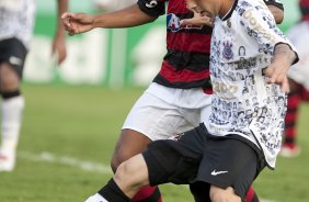 CORINTHIANS/SP X FLAMENGO/RJ- em um lance da partida realizada esta tarde no estdio Brinco de Ouro da Princesa, em Campinas, vlida pelo returno do Campeonato Brasileiro de 2009