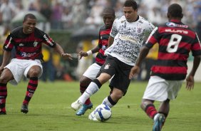 CORINTHIANS/SP X FLAMENGO/RJ- em um lance da partida realizada esta tarde no estdio Brinco de Ouro da Princesa, em Campinas, vlida pelo returno do Campeonato Brasileiro de 2009