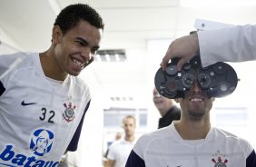 Diego fez exame oftalmologico, enquanto Dentinho observa, junto com o elenco de jogadores, antes do treino do Corinthians realizado esta manh no Parque So Jorge; o prximo jogo do time ser amanh, sbado, dia 05/12, contra o Atltico-MG, no Mineiro, utima partida do returno do Campeonato Brasileiro 2009