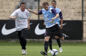 O preparador fsico Antnio Carlos Bona e Marcelo Mattos durante o treino do Corinthians realizado esta manh no Parque So Jorge; o prximo jogo do time ser amanh, sbado, dia 05/12, contra o Atltico-MG, no Mineiro, utima partida do returno do Campeonato Brasileiro 2009