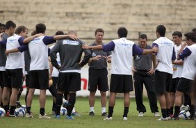 O preparador fsico Walmir Cruz orienta os jogadores durante o treino do Corinthians realizado esta manh no Parque So Jorge; o prximo jogo do time ser amanh, sbado, dia 05/12, contra o Atltico-MG, no Mineiro, utima partida do returno do Campeonato Brasileiro 2009