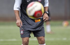 Douglas, lateral-direito, durante o treino do time do Corinthians que vai disputar a Taca São Paulo de Juniores em janeiro, e que foi realizado esta tarde no Parque São Jorge; O time estreia no dia 03/01/2010 contra o Araguaina/TO, em Araraquara
