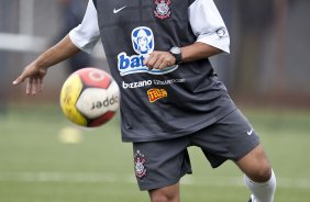 Douglas, lateral-direito durante o treino do time do Corinthians que vai disputar a Taca São Paulo de Juniores em janeiro, e que foi realizado esta tarde no Parque São Jorge; O time estreia no dia 03/01/2010 contra o Araguaina/TO, em Araraquara