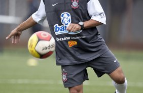 Douglas, lateral-direito durante o treino do time do Corinthians que vai disputar a Taca So Paulo de Juniores em janeiro, e que foi realizado esta tarde no Parque So Jorge; O time estreia no dia 03/01/2010 contra o Araguaina/TO, em Araraquara