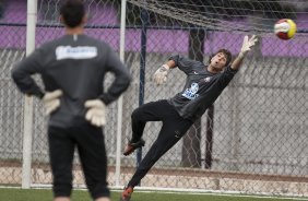 O goleiro Rodrigo Uchoa durante o treino do time do Corinthians que vai disputar a Taca São Paulo de Juniores em janeiro, e que foi realizado esta tarde no Parque São Jorge; O time estreia no dia 03/01/2010 contra o Araguaina/TO, em Araraquara