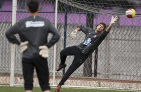 O goleiro Rodrigo Uchoa durante o treino do time do Corinthians que vai disputar a Taca So Paulo de Juniores em janeiro, e que foi realizado esta tarde no Parque So Jorge; O time estreia no dia 03/01/2010 contra o Araguaina/TO, em Araraquara