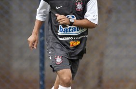 O lateral-direito Douglas durante o treino do time do Corinthians que vai disputar a Taca So Paulo de Juniores em janeiro, e que foi realizado esta tarde no Parque So Jorge; O time estreia no dia 03/01/2010 contra o Araguaina/TO, em Araraquara