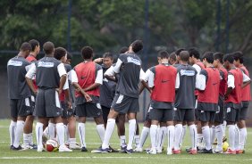 O técnico Doriva Bueno, (c) com a mao na cabeca, durante o treino do time do Corinthians que vai disputar a Taca São Paulo de Juniores em janeiro, e que foi realizado esta tarde no Parque São Jorge; O time estreia no dia 03/01/2010 contra o Araguaina/TO, em Araraquara