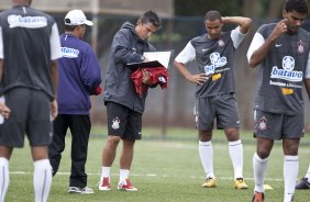 O técnico Doriva Bueno durante o treino do time do Corinthians que vai disputar a Taca São Paulo de Juniores em janeiro, e que foi realizado esta tarde no Parque São Jorge; O time estreia no dia 03/01/2010 contra o Araguaina/TO, em Araraquara