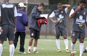 O tcnico Doriva Bueno durante o treino do time do Corinthians que vai disputar a Taca So Paulo de Juniores em janeiro, e que foi realizado esta tarde no Parque So Jorge; O time estreia no dia 03/01/2010 contra o Araguaina/TO, em Araraquara