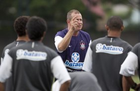 Sandro Sargentin, preparador fisico, durante o treino do time do Corinthians que vai disputar a Taca So Paulo de Juniores em janeiro, e que foi realizado esta tarde no Parque So Jorge; O time estreia no dia 03/01/2010 contra o Araguaina/TO, em Araraquara