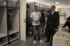 O medio-volante Ralf, ex-jogador do Barueri, ao lado do diretor de futebol Mario Gobbi, foi apresentado esta manh como mais um novo reforco do Corinthians para o ano de 2010