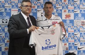 O medio-volante Ralf, ex-jogador do Barueri, ao lado do diretor de futebol, Mario Gobbi, foi apresentado esta manh como mais um novo reforco do Corinthians para o ano de 2010