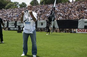 O lateral-esquerdo Roberto Carlos, ex-jogador do Fenerbahce da Turquia, foi apresentado hoje como o novo contratado do Corinthians