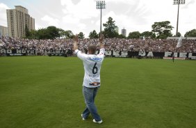 O lateral-esquerdo Roberto Carlos, ex-jogador do Fenerbahce da Turquia, foi apresentado hoje como o novo contratado do Corinthians