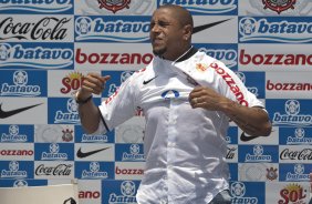 O lateral-esquerdo Roberto Carlos, ex-jogador do Fenerbahce da Turquia, foi apresentado hoje como o novo contratado do Corinthians