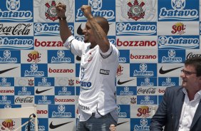 O lateral-esquerdo Roberto Carlos, ex-jogador do Fenerbahce da Turquia, foi apresentado hoje como o novo contratado do Corinthians