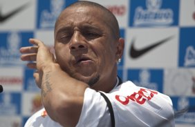 O lateral-esquerdo Roberto Carlos, ex-jogador do Fenerbahce da Turquia, foi apresentado hoje como o novo contratado do Corinthians