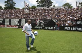 O lateral-esquerdo Roberto Carlos, ex-jogador do Fenerbahce da Turquia, foi apresentado hoje como o novo contratado do Corinthians