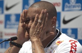 O lateral-esquerdo Roberto Carlos, ex-jogador do Fenerbahce da Turquia, foi apresentado hoje como o novo contratado do Corinthians