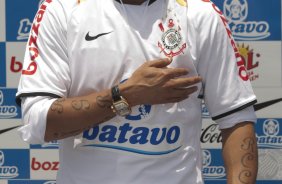 O lateral-esquerdo Roberto Carlos, ex-jogador do Fenerbahce da Turquia, foi apresentado hoje como o novo contratado do Corinthians