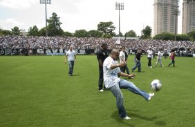 O lateral-esquerdo Roberto Carlos, ex-jogador do Fenerbahce da Turquia, foi apresentado hoje como o novo contratado do Corinthians