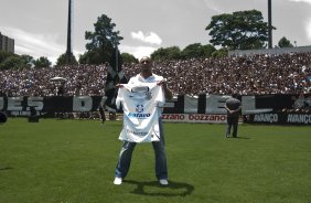 O lateral-esquerdo Roberto Carlos, ex-jogador do Fenerbahce da Turquia, foi apresentado hoje como o novo contratado do Corinthians