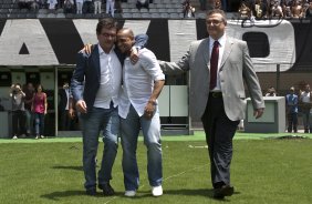 O lateral-esquerdo Roberto Carlos, ex-jogador do Fenerbahce da Turquia, ao lado do presidente do Corinthians Andres Sanches e do diretor Mario Gobbi(d)foi apresentado hoje como o novo contratado do Corinthians