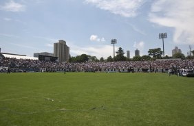 O lateral-esquerdo Roberto Carlos, ex-jogador do Fenerbahce da Turquia, foi apresentado hoje como o novo contratado do Corinthians