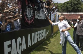 O lateral-esquerdo Roberto Carlos, ex-jogador do Fenerbahce da Turquia, foi apresentado hoje como o novo contratado do Corinthians