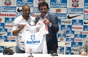 O lateral-esquerdo Roberto Carlos, ex-jogador do Fenerbahce da Turquia, foi apresentado hoje como o novo contratado do Corinthians