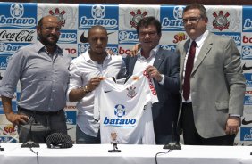 O lateral-esquerdo Roberto Carlos, ex-jogador do Fenerbahce da Turquia, foi apresentado hoje como o novo contratado do Corinthians