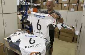 O roupeiro Edizio de Almeida prepara a camisa que Roberto Carlos, ex-jogador do Fenerbahce da Turquia, usara como o novo contratado do Corinthians